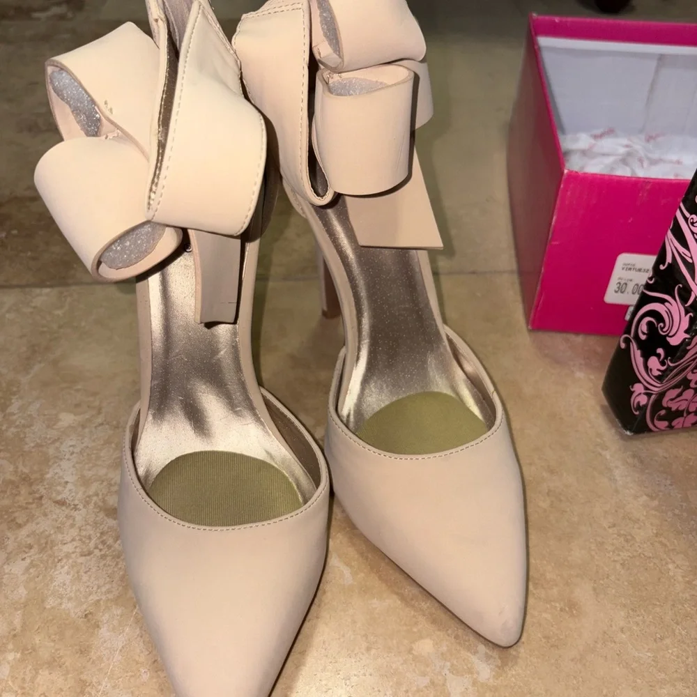 Cupid Cream Bow Heels - Picture 1 of 3
